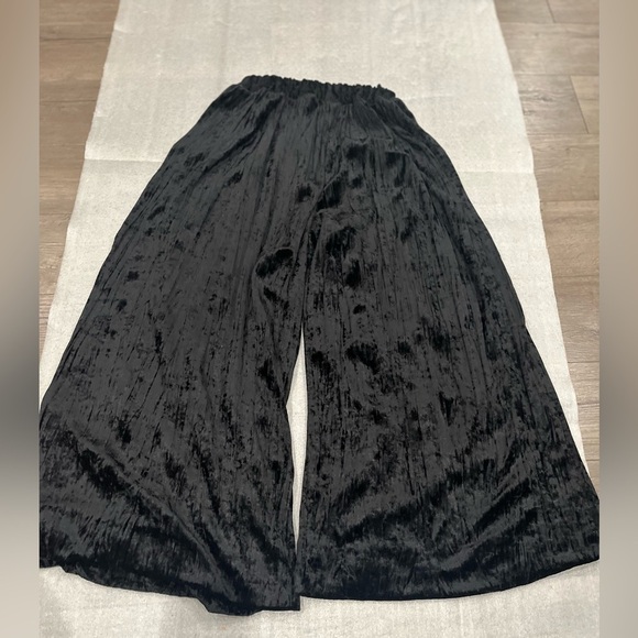 Two Roads Pants - [Waist 11-16”]Vintage Two Roads Black Crushed Velvet Wide-Leg Crop Ankle Pants